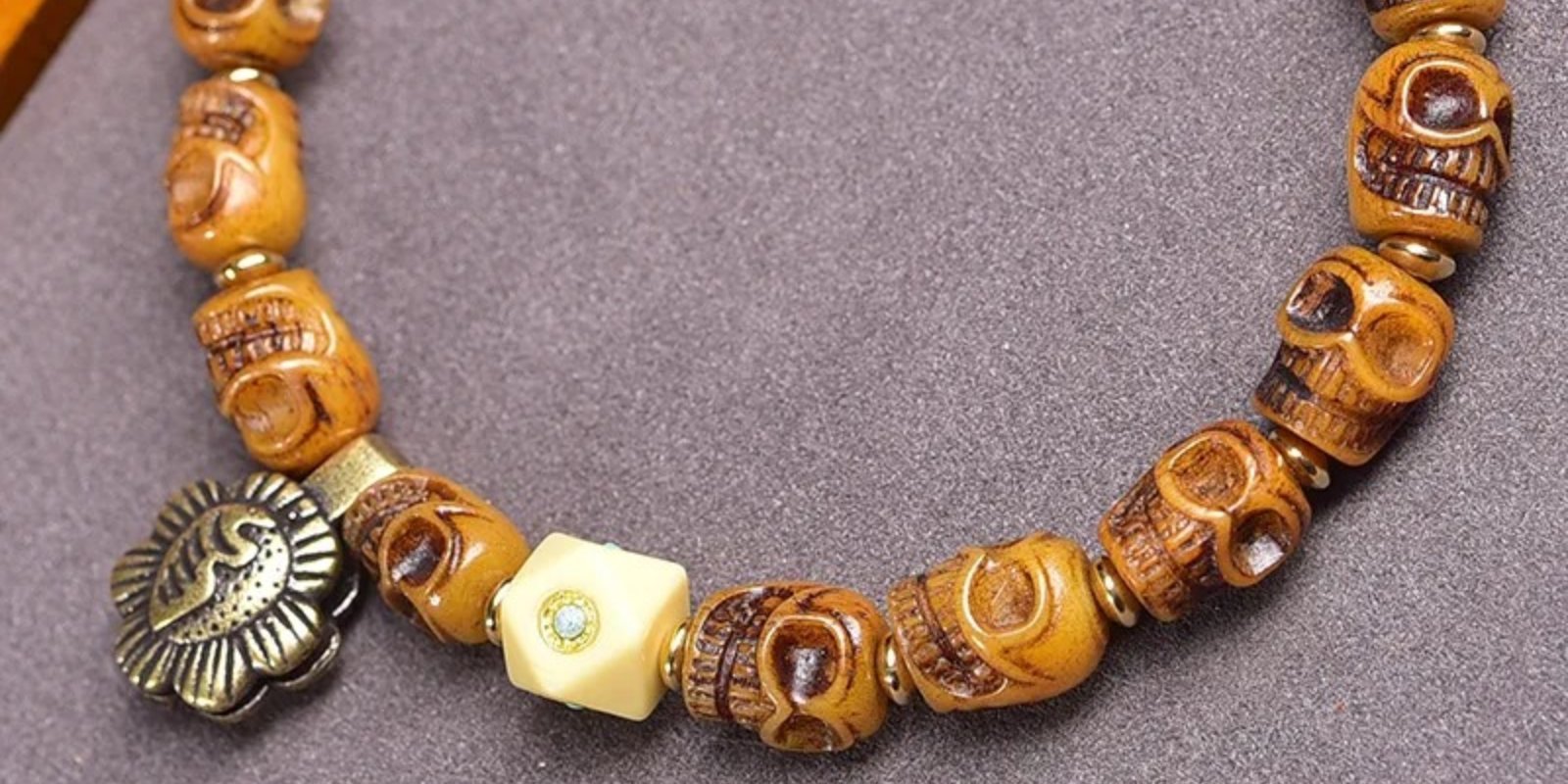 Bracelet Tête de Mort Tibétain "Crâne du Lotus Solaire" : des matériaux sacrés au service de l'énergie